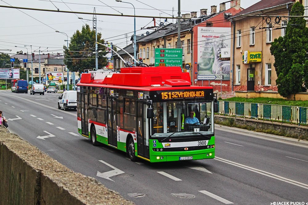 3900
Wrzesień 2014 r., Ursus wjeżdża pod wiadukt na Kunickiego, podążając w kierunku nowej wówczas pętli Szymonowica, przemianowanej później na Abramowice.
