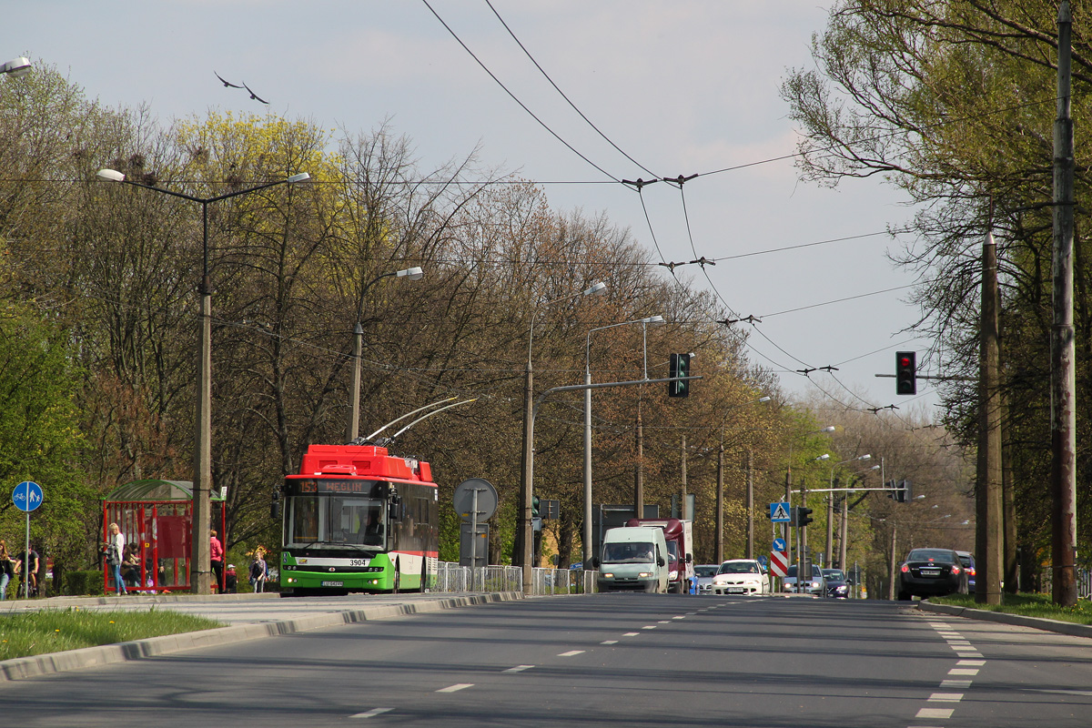 3904
Nowy Ursus przejeżdża przez Bronowice, mijając wiatę w stosowanym wówczas czerwono-zielonym malowaniu. Na wiosnę 2015 r. na ulicach dominowały już Ursusy i Solarisy, a ostatnie Jelcze odstawione były na zajezdni przez wywozem na Ukrainę.

