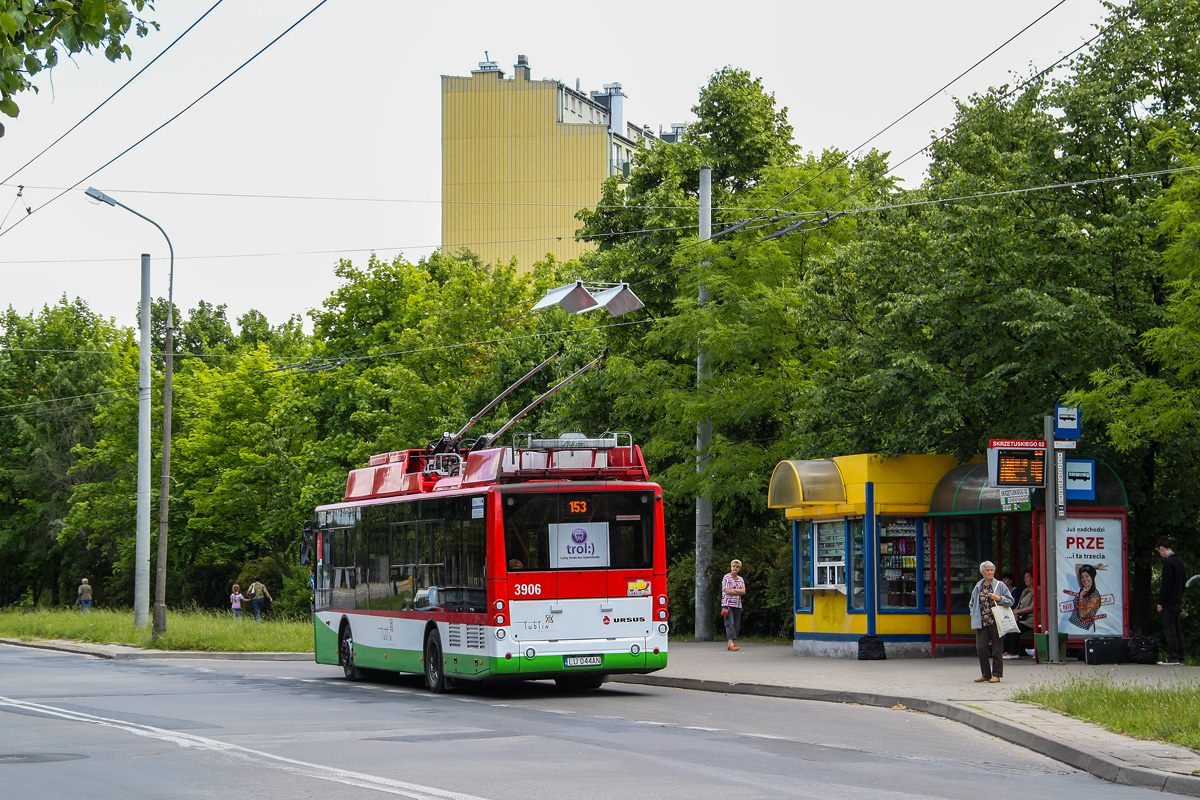 3906
Czerwiec 2015 roku. W związku z prowadzonymi robotami drogowymi linia 153 na części trasy korzystała z baterii i na tym przystanku podpinała się do sieci. Zdjęcie wykonane jeszcze przed remontem ulicy.
