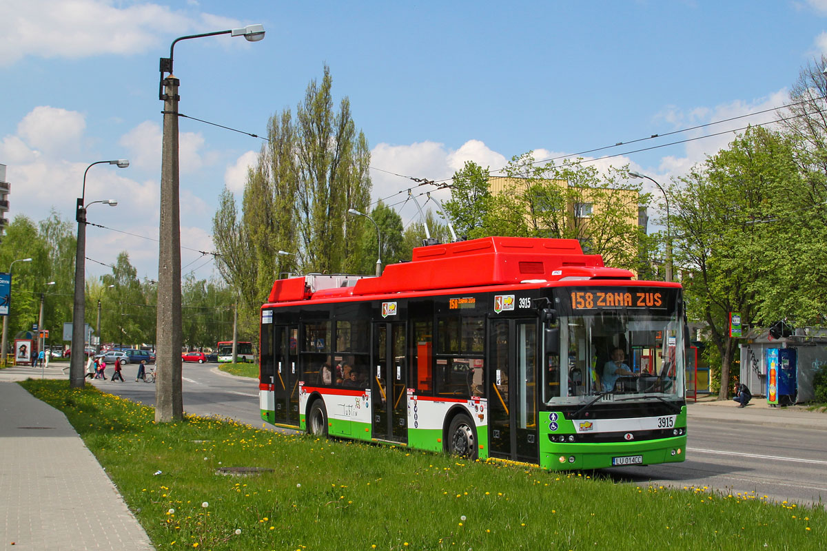 3915
Nowy Ursus uwieczniony w maju 2015 r. mija słupy trakcyjne ustawiony pod koniec lat 60., kiedy budowano jeszcze osiedle Słowackiego na LSM.
