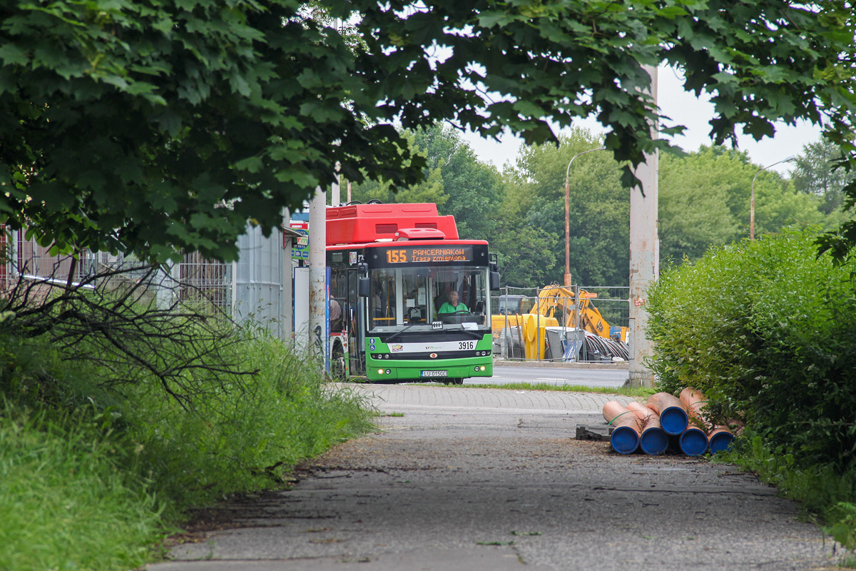 3916
3916 na Racławickich, na których właśnie rozpoczęto remont, a na pierwszym planie chodnik, który wyasfaltowano być może nawet jeszcze w latach 60. Obecnie ulica jak i chodniki są już w tym miejscu nowe.
