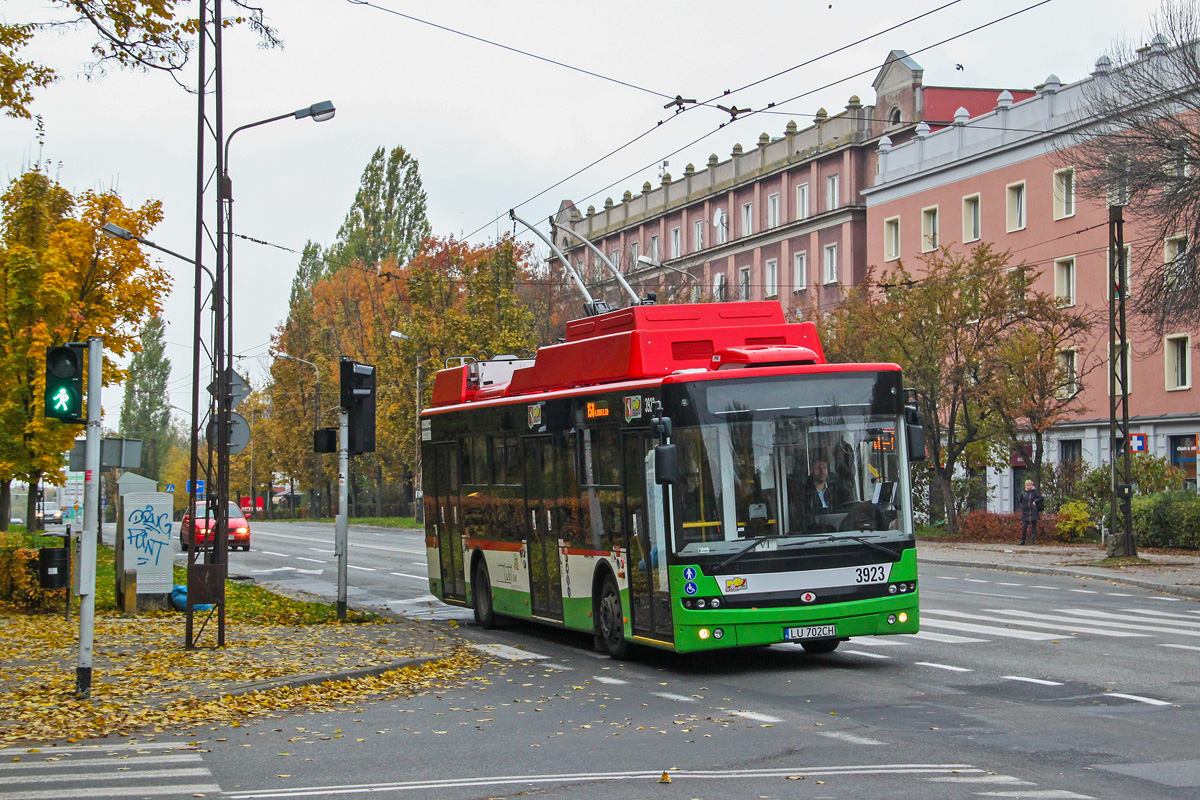 3923
Nowy 3923 jesienią 2015 r. przejeżdżał przez Racławickie na dawnej wersji linii 150 Węglin - Dworzec PKP. W tle charakterystyczne bloki ZOR Zachód z lat 50., wykończone w stylu socrealistycznym.
