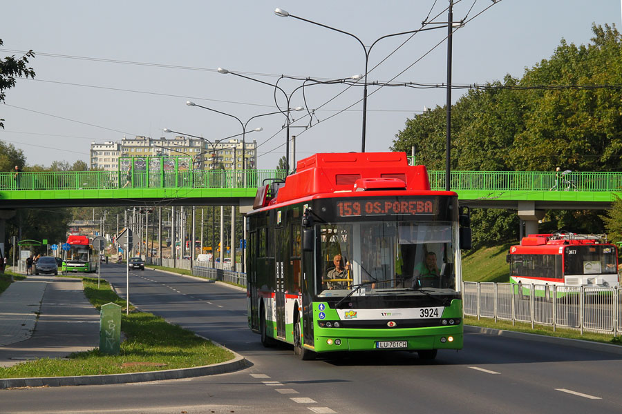 3924
3 trolejbusy w 2017 r. na odremontowanej niewiele wcześniej ul. Armii Krajowej. Wóz jechał bez sieci z powodu remontu ul. Bohaterów Monte Cassino. Trolejbus wyposażono w baterie litowo-polimerowe, zamontowane na dachu.
