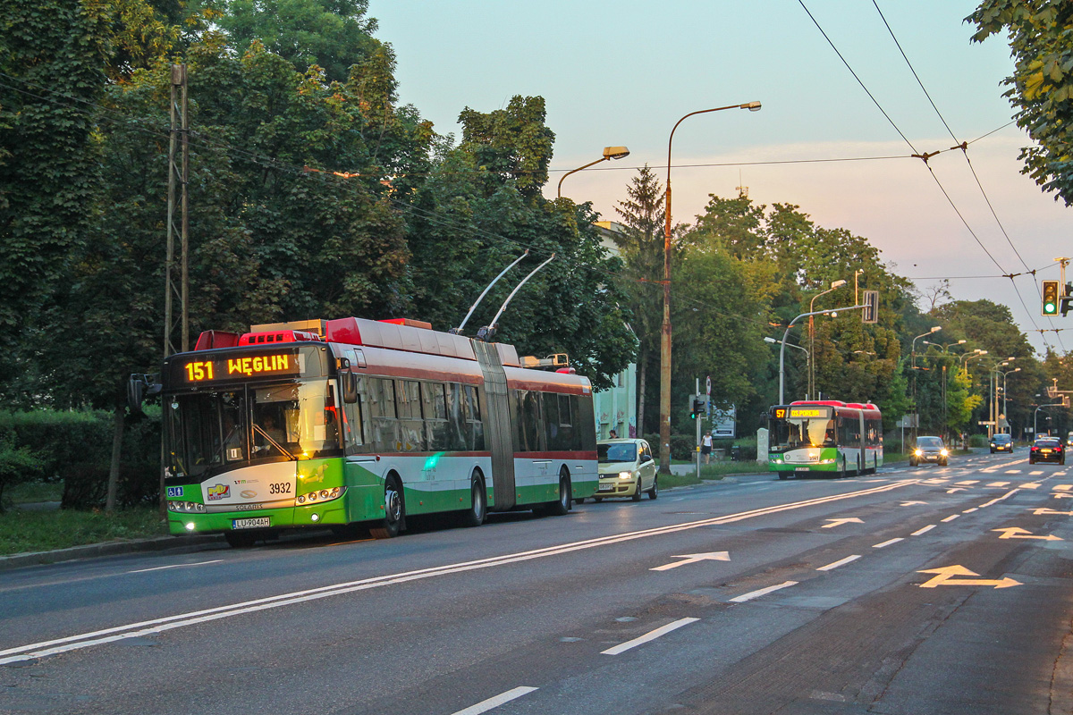 3932
Sierpniowy wieczór na pokrzywionych Racławickich, przed remontem ulicy.
