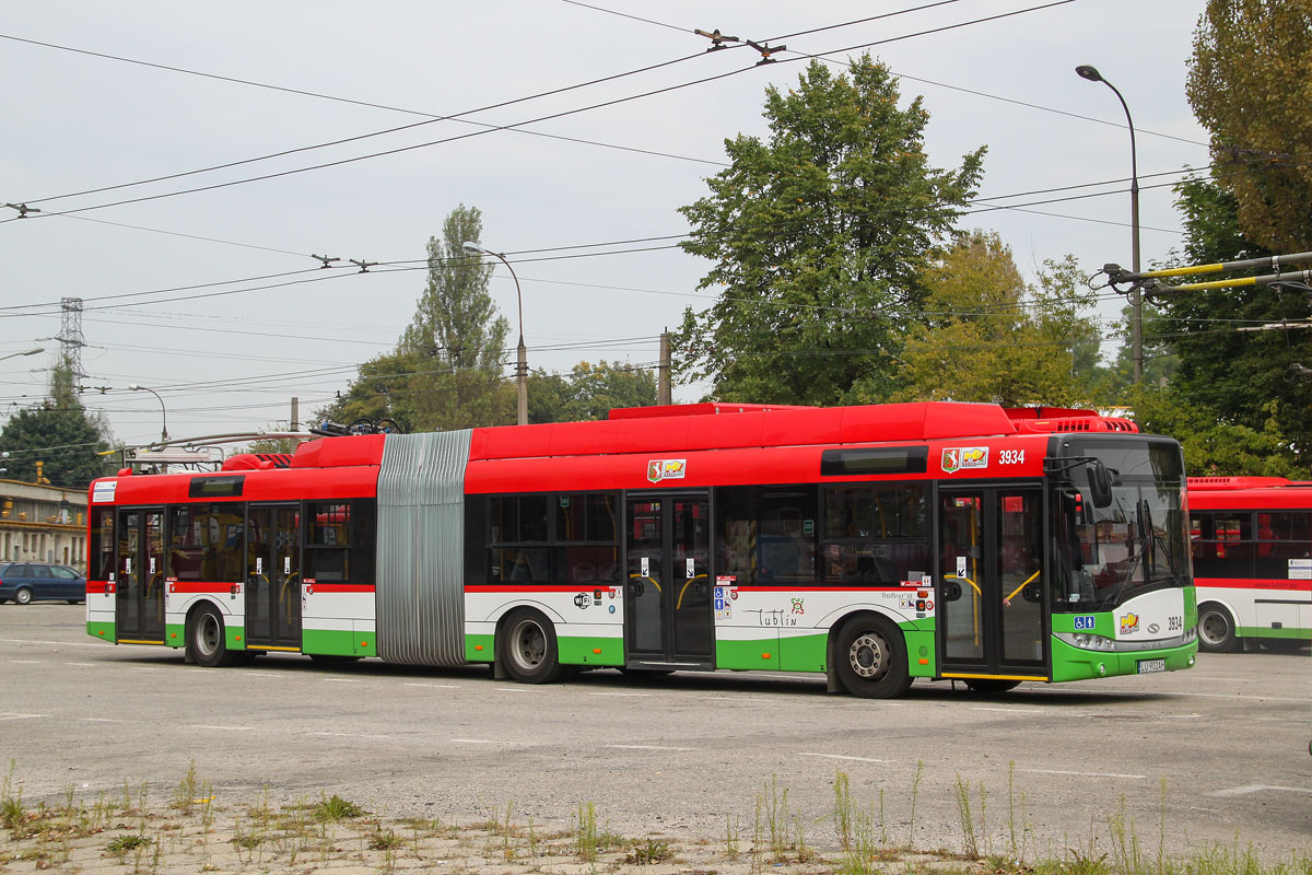 3934
Nowy trolejbus w trakcie dnia otwartego na zajezdni na Helenowie we wrześniu 2014 r.
