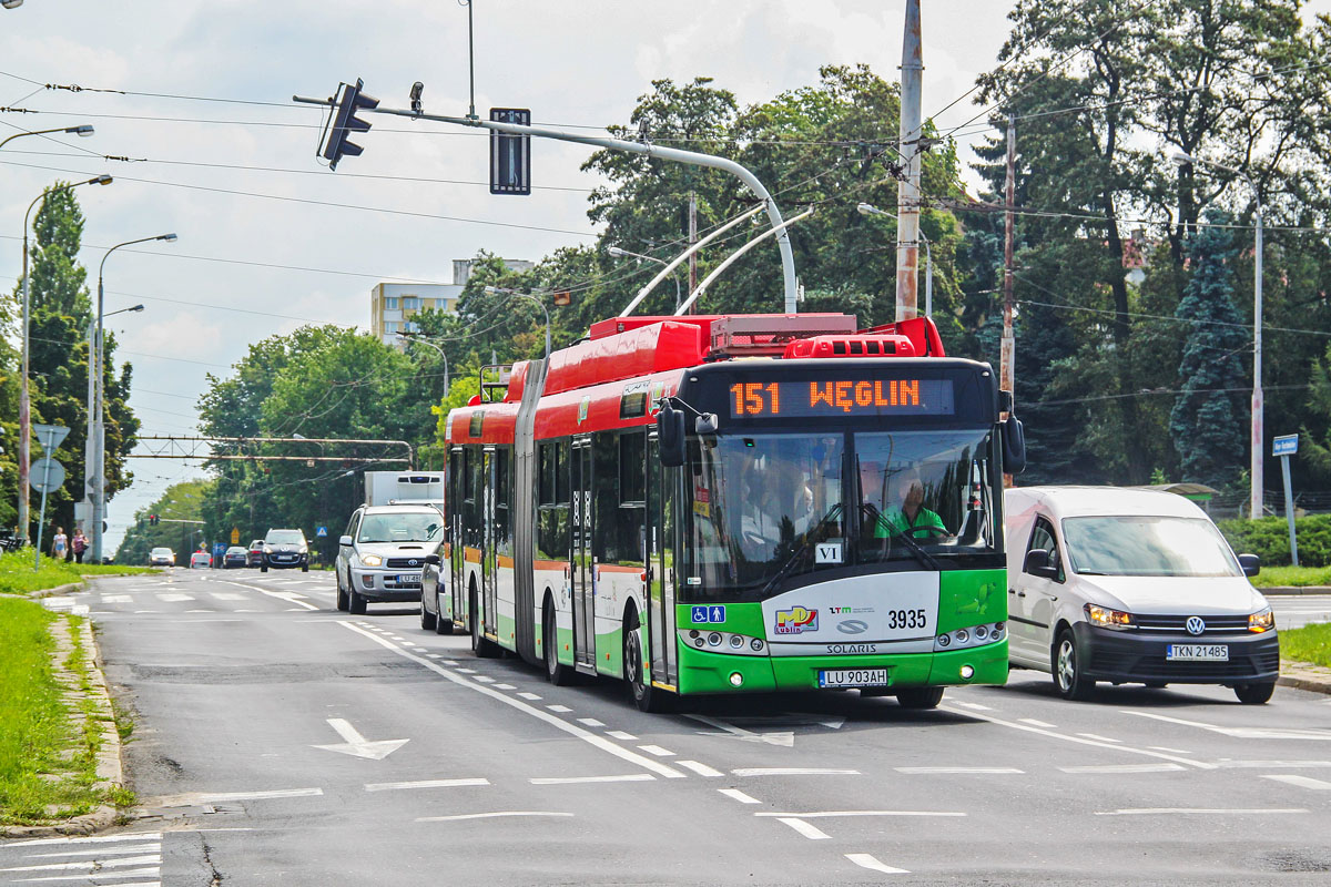 3935
Tego dnia przegubowe trolejbusy zaobserwowałem na 151, 158 i 159. Zmęczona nawierzchnia ronda z przełomu lat 80. i 90. nadawała się już tylko do remontu. 
