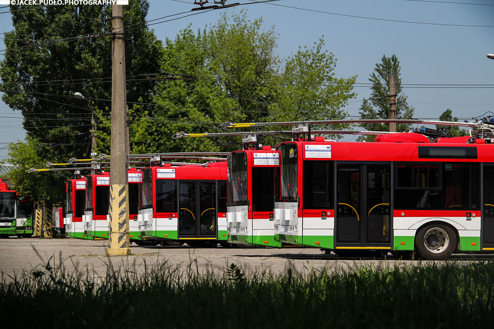 3935
Nowe trolejbusy oczekujące na wprowadzenie do ruchu w maju 2014 r., widok na dawną zajezdnię trolejbusową na Helenowie.
