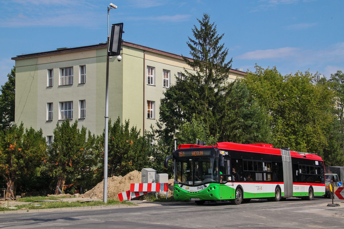 3945
Jeszcze była tu stara jezdnia, prowadzono prace remontowe. Trolejbus podczas jazdy na bateriach.

