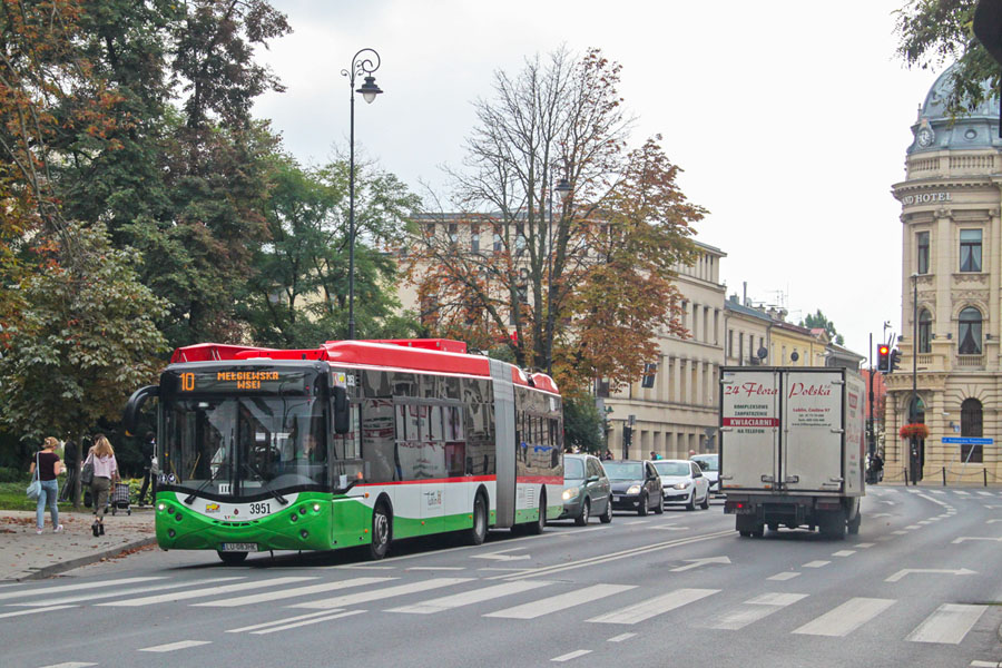 3951
3951 na linii 10 tuż po zelektryfikowaniu, wkrótce przenumerowano ją na 150. Na Krakowskim Przedmieściu, 3 Maja, al. Solidarności i Tysiąclecia trolejbus jedzie poza siecią.
