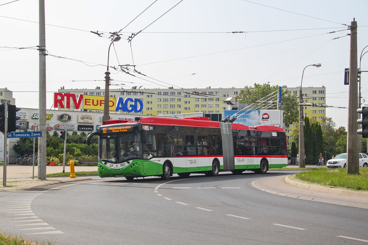 3957
Świeżo zelektryfikowana wówczas linia 10 po zejściu Warbusa z obsługi linii.
