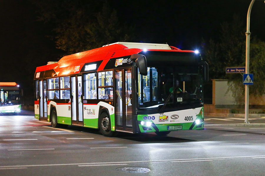4005
Elektrobusy Urbino 12 electric prezentują się bardzo nowocześnie nocą za sprawą białych wyświetlaczy przednich i mocnego, ledowego oświetlenia. Autobus na linii 2 podczas jednego z ostatnich kursów w sobotni wieczór.
