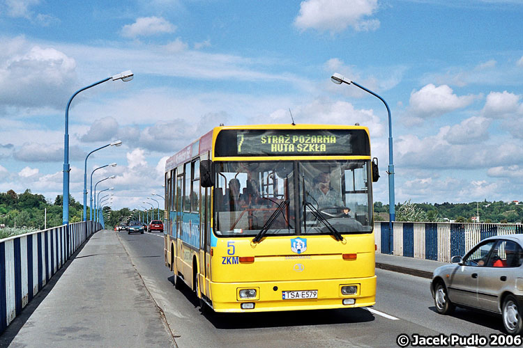 Autosan A1010M #5
ZKM Sandomierz. Autosan rocznik 2000 mknie przez most nad Wisłą. Zakład Komunikacji Miejskiej w Sandomierzu dysponuje 14 autobusami, którymi obsługuje 5 linii.
Słowa kluczowe: ZKM