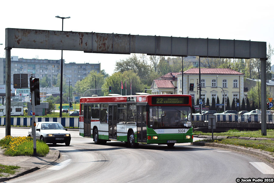 5004
Dziś na linii 22 zadebiutował Irex. Ładnie pomalowany man przyjechał na przystanek punktualnie z kilkoma osobami na pokładzie. Jak można zaobserwować, tablicę boczną ostatecznie umieszczono wyżej, tak że jest ona lepiej widoczna dla pasażerów od wewnętrz.
