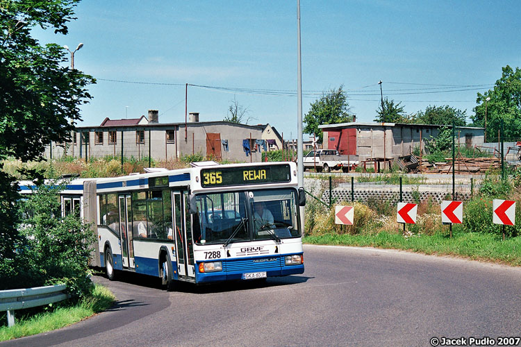 Neoplan N4021NF #7288
Dziadek-neoplan na jednej z gdyńskich serpentyn.

