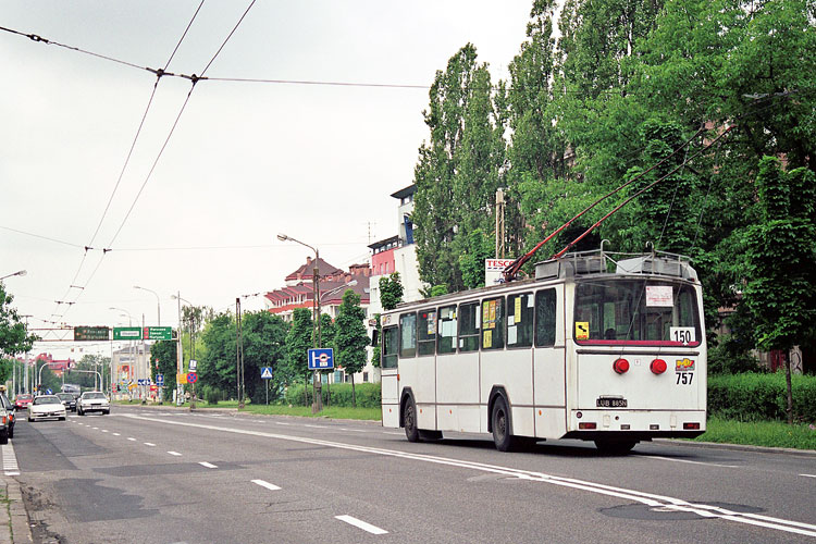 757
Peera rocznik 1988 sunie po wiekowej już nawierzchni alei Racławickich

