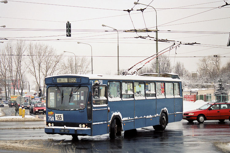758
Ośnieżony trolejbus właśnie wyjechał z zajezdni w trasę.
