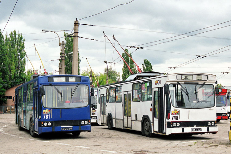 748
Trolejbusy Jelcz PR110E i PR110T dostarczano do Lublina w latach 1988-1992 z KPNA w Słupsku. Następnie w 1993 doszły używane trolejbusy z Dębicy, z których jeden od razu skierowano do remontu. W 1995-1996 roku ruszyły z kolei remonty trolejbusów z pierwszej dostawy z 1988 roku. W wyniku remontu zamontowano na dachu nowe osłony oporów rozruchowych w kształcie spadzistych daszków. Obudowy takie pojawiły się w widocznym trolejbusie 748, ale również w 751, 753, 765, 767, podobna obudowa z większą ilością kratek znalazła się też na dachu 749, 754, 760, 762, 765, 766. Niektóre z tych trolejbusów, np. 751, wyremontowano w 2000 ponownie, w jego wypadku przeniesiono wtedy obudowy na tył dachu. Ogółem pierwszy z obudowami przeniesionymi na tył mógł być trolejbus 755 w 1997 roku (być może w PR110T przerabianych na oporowe jak 773 zrobiono to wcześniej). Ogółem obudowy przeniesione na tył miały trolejbusy PR110E z numerami 750, 751, 755, 757, 758, 759, 764, 777. Obudowy na tyle dachu pojawiły się też w tyrystorowych PR110T z numerami 771, 772, 773, 774, 775. Przebudowane z autobusów w okresie 1998-1999 trolejbusy 802, 806 i 810 też otrzymały obudowy z tyłu. I na koniec wyjątkowy był trolejbus 764, w którym obudowy wprawdzie były przeniesione na tył, ale w 2003 roku znowu przeniesiono je na środek. Na zdjęciu trolejbus 748 w 2006 roku na zdjęciu ze spadzistą obudową zamontowaną w okresie 1995-1996. Te detale stanowiły koloryt lubelskich trolejbusów Jelcz i pozwalały z daleka odróżnić poszczególne egzemplarze.

