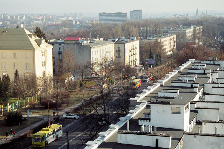Racławickie, 764
Widok gdzieś z 7 piętra wieżowca. Od lewej: wschodnie skrzydło szpitala wojskowego, dalej typowa dla Racławickich zabudowa z lat 50-tych, dwa wieżowce w oddali należą do Urzędzu Wojewódzkiego, a w prawym górnym rogu widać zabudowę Starego Miasta, najwyższy obiekt to Wieża Trynitarska. 

