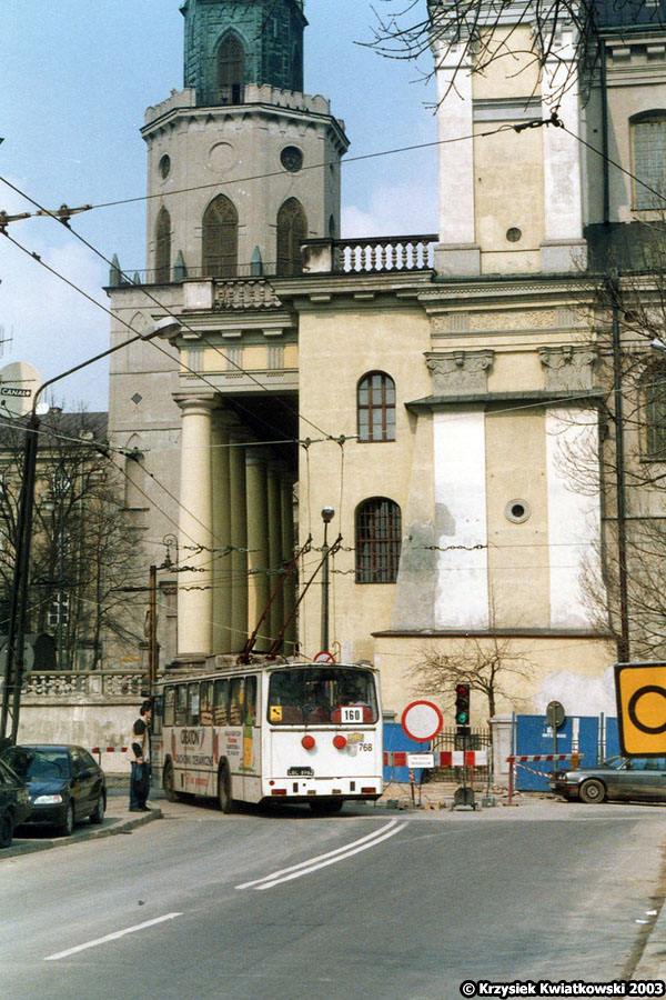 768
Jelcz wjeżdża na remontowaną Królewską, gdzie kostka zastępuje asfalt. Okolica znacznie bardziej odrapana i obskurna, niż współcześnie. 
