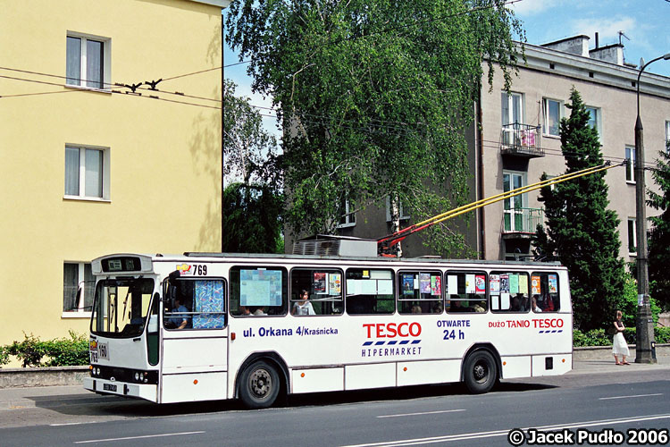 769
W tle kilka bloków z lat 50-tych - to jedyna odskocznia w tej okolicy od licznych domków jednorodzinnych, stawianych na Dziesiątej od okresu przedwojennego.
