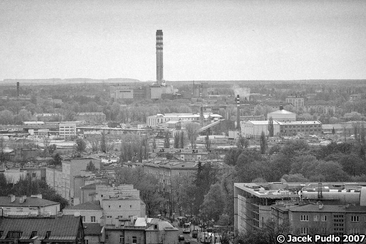 Lipowa, 769
Szary Lublin. Widok z ostatniego piętra wieżowca przy Wieniawskiej. Na samym dole, na środku, widoczna ulica Lipowa, przy niej kończone centrum handlowe Lublin Plaza i kamienice Centrum z lat 50 XX wieku. Na drugim planie znajduje się Cukrownia Lublin, oraz jeszcze odleglejsza elektrociepłownia na Wrotkowie.
