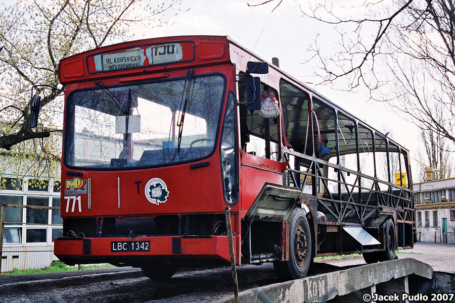 771
Trolejbus rozebrano, wystawiono tutaj (podwyższenie przy wjeździe do zajezdni obok hali z myjnią), a po paru miesiącach skierowano do remontu.
