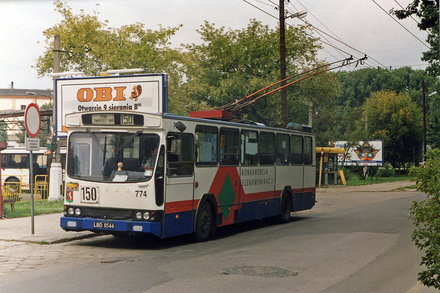 774
Tyrystorowy trolejbus na dawnym przystanku końcowym pod dworcem PKP. Brak hal targowych i ulicy Lubelskiego Lipca, choć już ją wówczas planowano.
