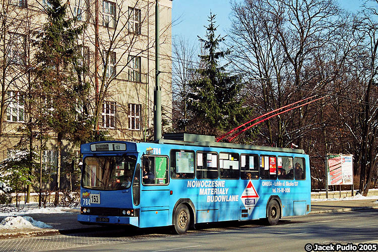 784
784 w 2005 roku poza wyjątkową obudową na dachu wyróżniał się też bijącym w oczy malowaniem.
