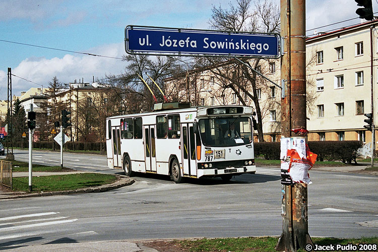 787
W Lublinie nietrudno było w 2008 r. natknąć się na obiekty skrajnie zaniedbane, szpecące w wyraźny sposób otoczenie. Jednym z nich jest widoczny na zdjęciu słup - pordzewiały, z resztkami farby, oblepiony porwanymi częściowo ogłoszeniami. 
