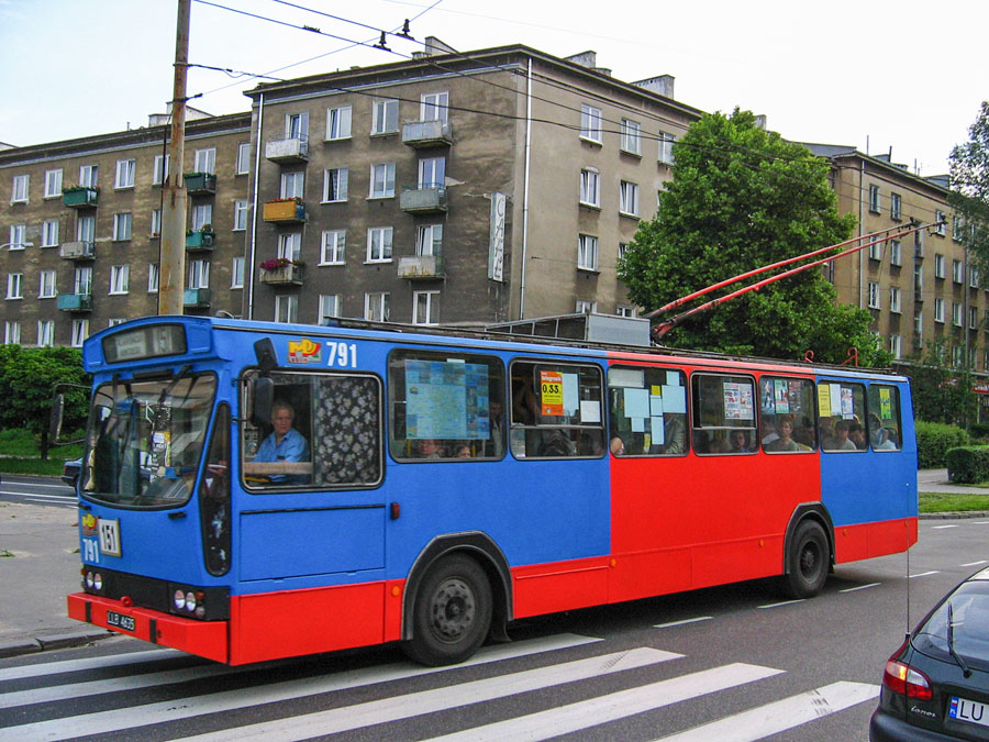 791
Trolejbus 791 świeżo pomalowany pod nową wersję reklamy. Racławickie i bloki z przełomu lat 50. i 60. widziane w wersji z 2005 roku. Bloki ocieplono i odmalowano parę lat później, ale Racławickie zmieniły się dopiero w 2021 r. fot. Lucas
