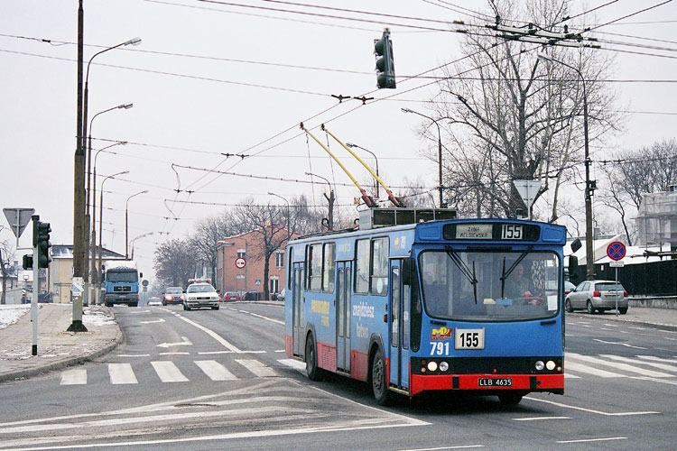 791
791 zmierza w kierunku centrum wjeżdżając na skrzyżowanie, które w pierwszej połowie 2006 roku zostało przebudowane.
