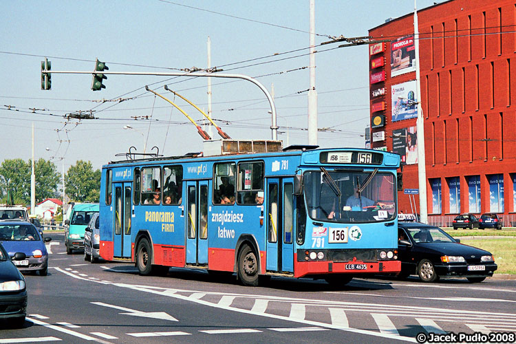 791
Kto by pomyslał, że aby sfotografować tu popołudniu trolejbus trzeba czekać 20 minut na trzeci pojazd z rzędu. 
