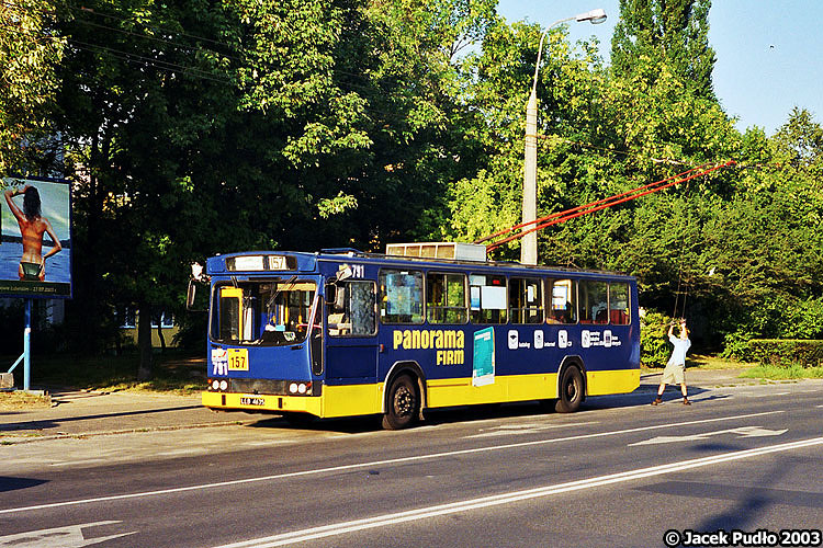 791
W 2011 r. trolejbusy wróciły do tej zatoki po 7 latach nieobecności, kiedy zlikwidowano widoczną linię 157 kursującą jeszcze w 2003 roku.
