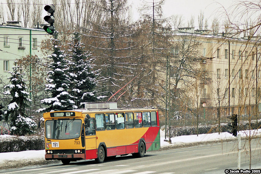 793
Pomalowana jakimiś zlewkami peerka długo straszyła swoim malowaniem w dziwnych odcieniach, do czego doszedł później pomalowany wyblakłą farbą zderzak.
