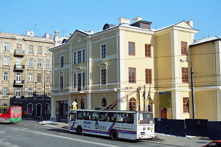 797
W tle świeżo odnowiony budynek sądu.
