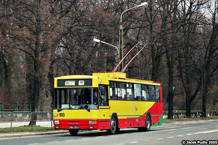805
7-letni Jelcz 120MT wyglądał jeszcze całkiem nieźle, jednak rdza zaatakowała konstrukcję nadkoli i trolejbus trzeba było remontować.
