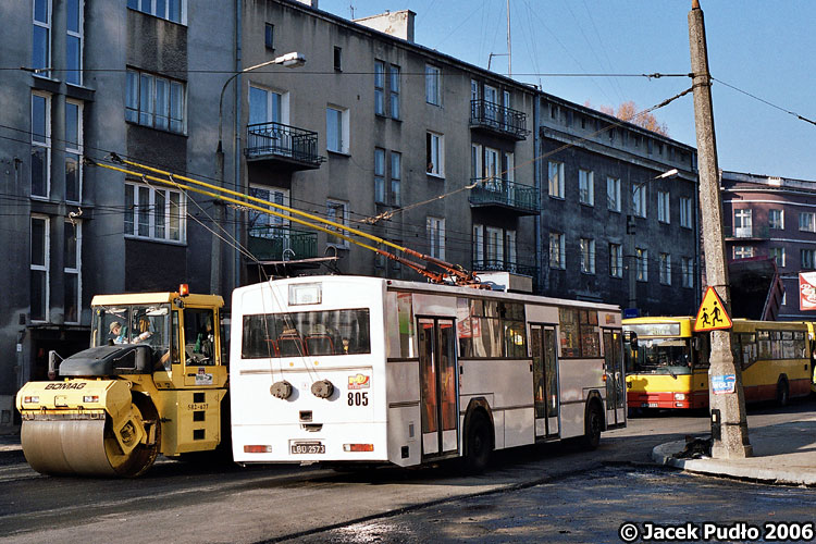 805
Asfaltowanie odcinka ulicy Lipowej od Plazy do Narutowicza w 2006 roku prowadzono przy nieprzerwanym ruchu trolejbusów. Co ciekawe, pod asfaltem wciąż znajduje się nawierzchnia z rzecznych otoczaków - popularnie zwane kocie łby.
