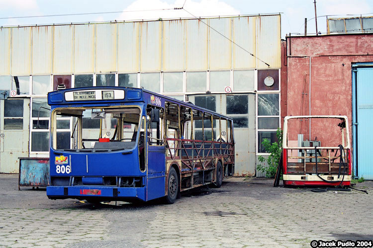 806
Uchwycony podczas odchodzenia w niepamięć trolejbus #806 żyjący w szkielecie dawnego autobusu #1872. Szkielet jego zjadła rdza. Po prawej tył skracanego wówczas ikarusa #2012.
