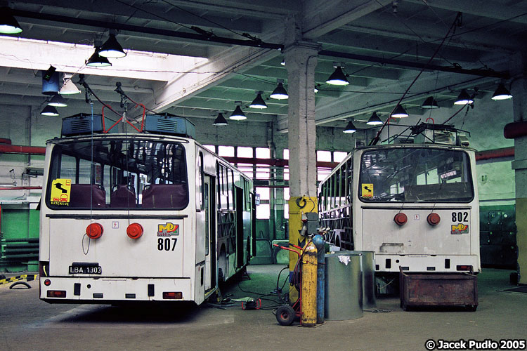 807 802
Wnętrze dużej hali. 807 przechodził wówczas wymianę blach, a 802 naprawę główną. 
