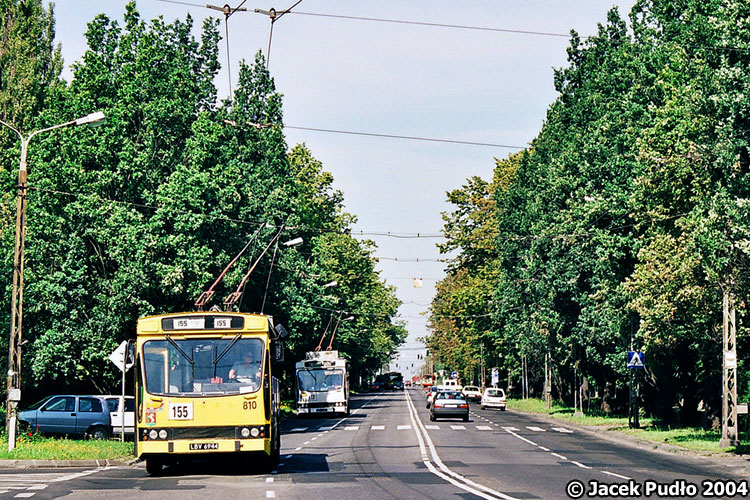 810
Trolejbus przerobiony z autobusu na Alejach Racławickich, których nawierzchnia już wtedy była zdewastowana, szczególnie na skrajnych pasach. Asfalt pamięta zapewne jeszcze lata 60., gdy na klinkier położono nową warstwę nawierzchni. Klinkierowa była też Droga Męczenników Majdanka, czy też fragmentami droga krajowa 17.

