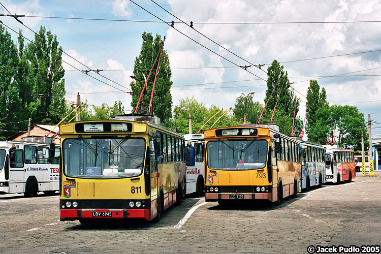 811 793
Tak jak i 5 lat temu, większość taboru trolejbusowego MPK stanowią trolejbusy PR110E. W zasadzie optymalnie byłoby je wszystkie wymienić choćby dzisiaj. Plany przedsiębiorstwa przewidują zakup 30 trolejbusów w ciągu 2 lat, w wypadku gdy uzyskane będzie dofinansowanie - przetarg więc ogłoszony będzie dopiero wtedy, gdy znana będzie ocena wniosków o pieniądze unijne.
