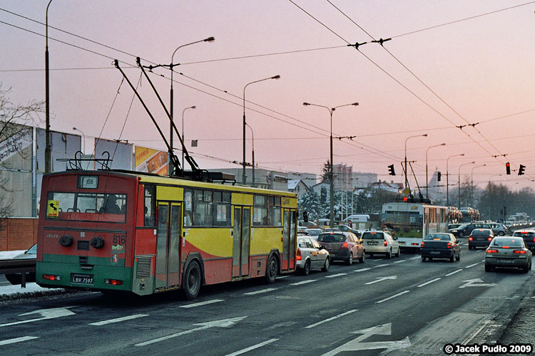 816
Jeden z dwóch ostatnich wygiętych trolejbusów w odwiecznej kolejce do skrętu w ulicę Zana.
