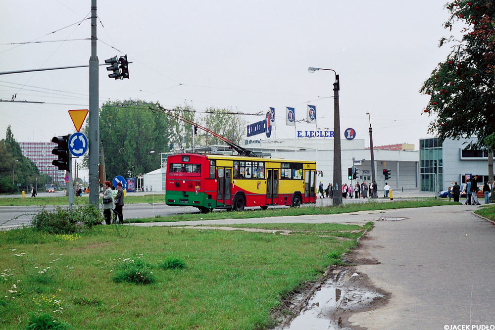 816
Zdjęcie z mojej pierwszej kliszy. Rondo na Zana przed modernizacją. Brak jeszcze nawet trasy trolejbusowej biegnącej na Orkana. Jest już za to sieć trakcyjna z długimi prowadnicami.
