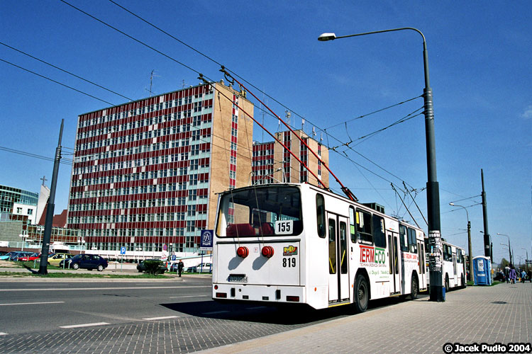 819
Niedawno odremontowany warszawski trolejbus na tle biurowca w starym stylu. Widoczny stary krój czcionki na tablicach kierunkowych.
