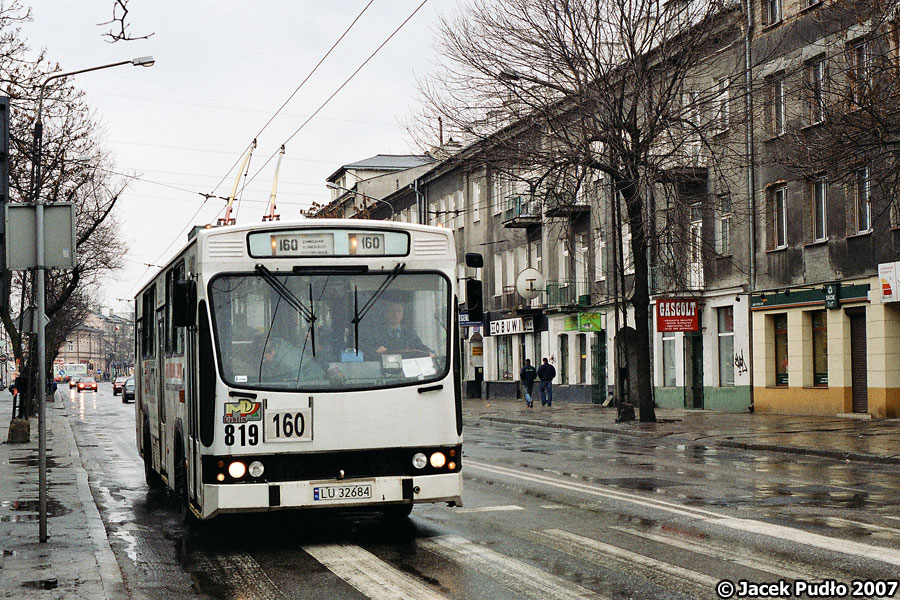 819
Trolejbus na zamkniętej obecnie 1 Maja. Sieć wisi tam nadal i będzie tak, dopóki nie zostanie przebudowane rondo na skrzyżowaniu 1 Maja i Wolskiej - gdyż na zamkniętej ulicy znajduje się punkt zasilania sieci.
