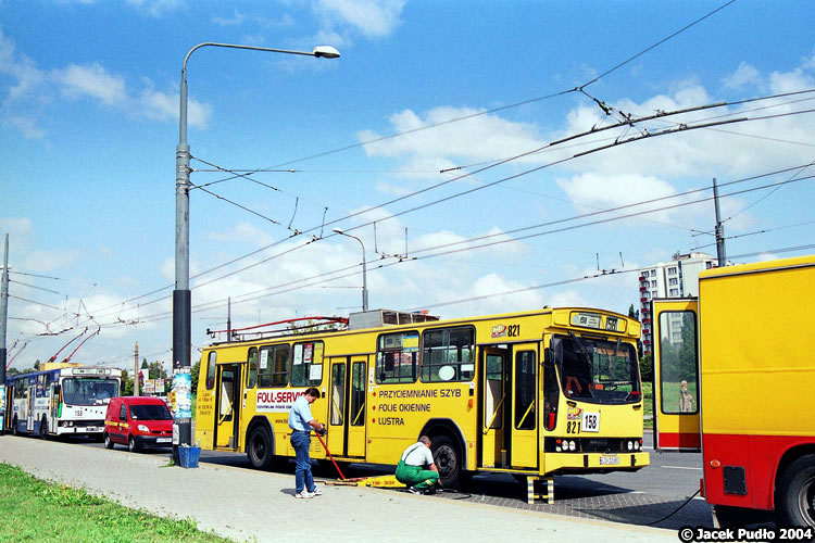 821
Naprawa trolejbusu na końcowym.
