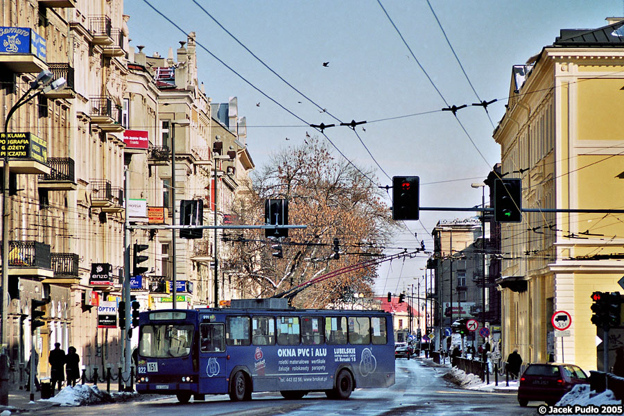 822
822 z odbierakami starego typu wjeżdża w Racławickie.
