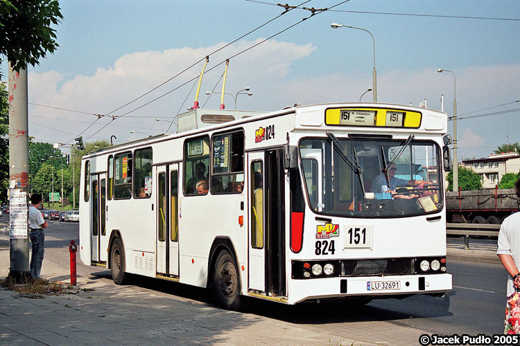 824
W latach 2001-2007 trolejbusów w zasadzie nie obowiązywało żadne malowanie firmowe. Po remontach malowano je w przypadkowe kolory, stawiając na zysk z reklam i spychając estetykę i wizerunek na dalszy plan. Na zdjęciu 824 w świeżym, białym lakierze, oczywiście nieco później dostał reklamę.
