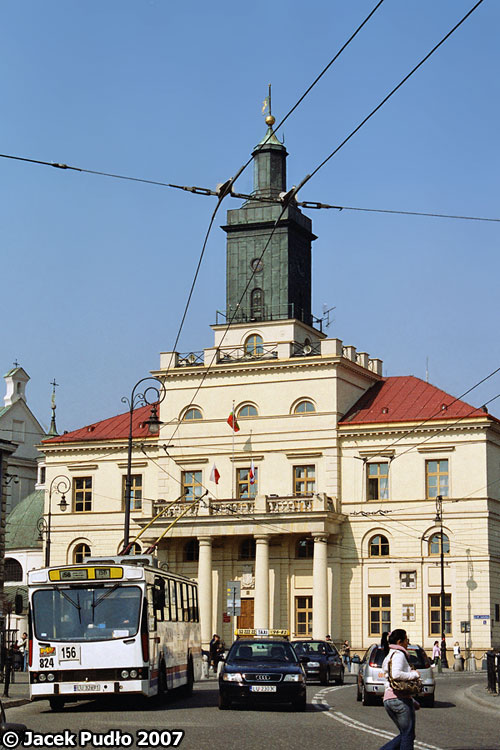 824
Ulubiony motyw z Królewskiej - w tle lubelski ratusz. No i jakiś motyw, który bardzo pragnął wcisnąć się w kadr.
