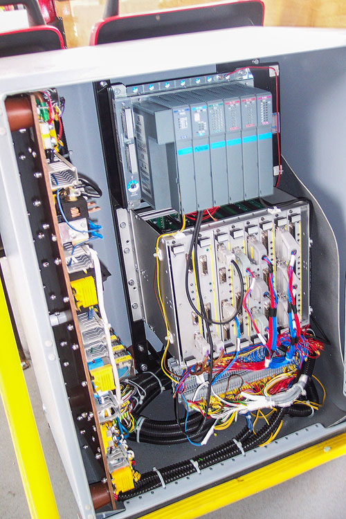 830
Wykonana przez Enikę prototypowa elektronika sterująca napędu asynchronicznego trolejbusu w szafce na prawo od środkowych drzwi. Możliwe że są to też elementy sterowania komponentów pomocniczych - sprężarki śrubowej, przetwornicy.

